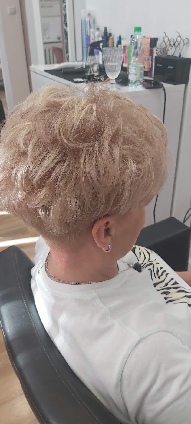 Krótkie blond włosy z lekkim teksturowaniem