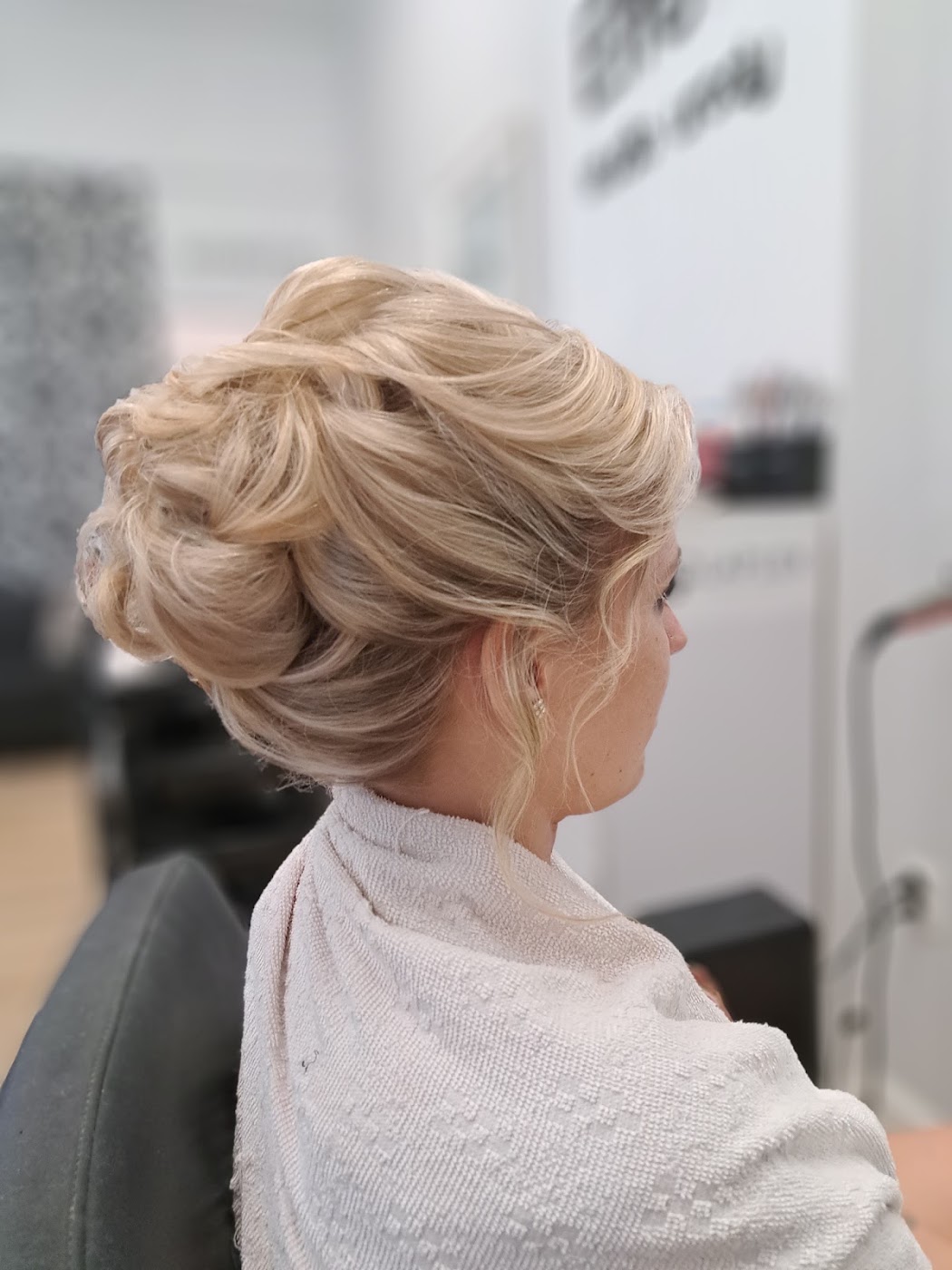 Blond włosy upięte w elegancki, pofalowany kok
